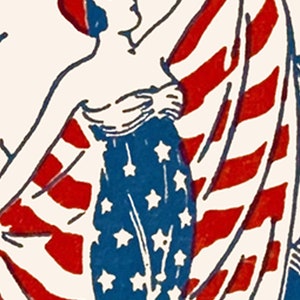 Peut inclure: Une femme en robe blanche se tient debout, les bras lev&eacute;s, tenant un grand drapeau am&eacute;ricain. Le drapeau est rouge, blanc et bleu avec des &eacute;toiles et des rayures. La robe de la femme est d&eacute;cor&eacute;e d'&eacute;toiles.