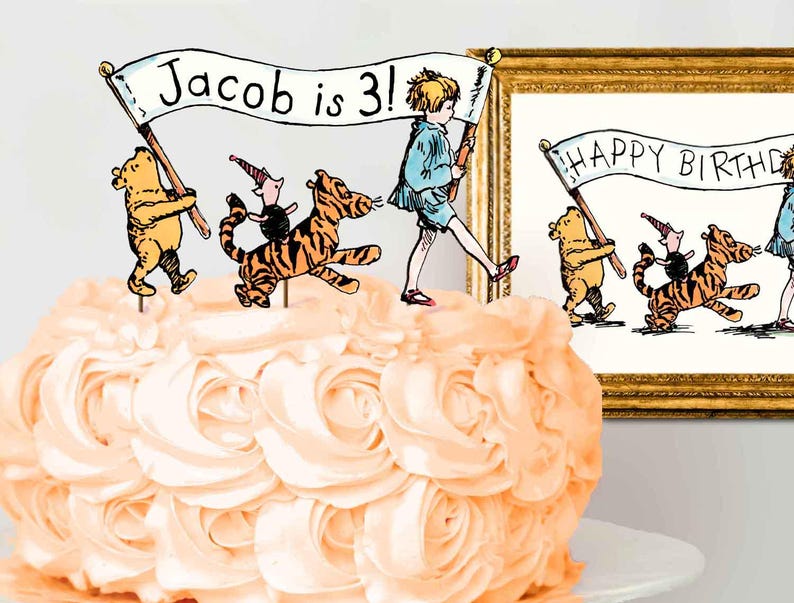 Puede incluir: Un pastel de cumplea&ntilde;os con tem&aacute;tica de Winnie the Pooh con una pancarta que dice "&iexcl;Jacob tiene 3 a&ntilde;os!" y una foto enmarcada de Winnie the Pooh y sus amigos con una pancarta que dice "Feliz cumplea&ntilde;os".