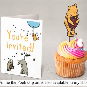 Puede incluir: Un adorno para cupcake con tem&aacute;tica de Winnie the Pooh con un personaje de Winnie the Pooh amarillo y rojo sosteniendo un coraz&oacute;n. El adorno est&aacute; en un cupcake con glaseado rosa y amarillo. La tarjeta en el fondo dice "&iexcl;Est&aacute;s invitado!" con una imagen de dibujos animados de Winnie the Pooh, Piglet y Eeyore.