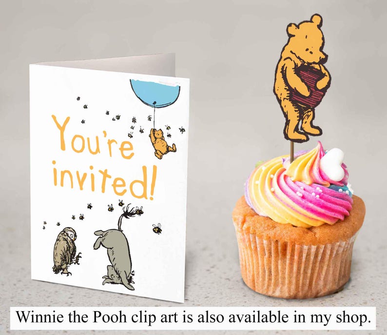 Puede incluir: Un adorno para cupcake con tem&aacute;tica de Winnie the Pooh con un personaje de Winnie the Pooh amarillo y rojo sosteniendo un coraz&oacute;n. El adorno est&aacute; en un cupcake con glaseado rosa y amarillo. La tarjeta en el fondo dice "&iexcl;Est&aacute;s invitado!" con una imagen de dibujos animados de Winnie the Pooh, Piglet y Eeyore.