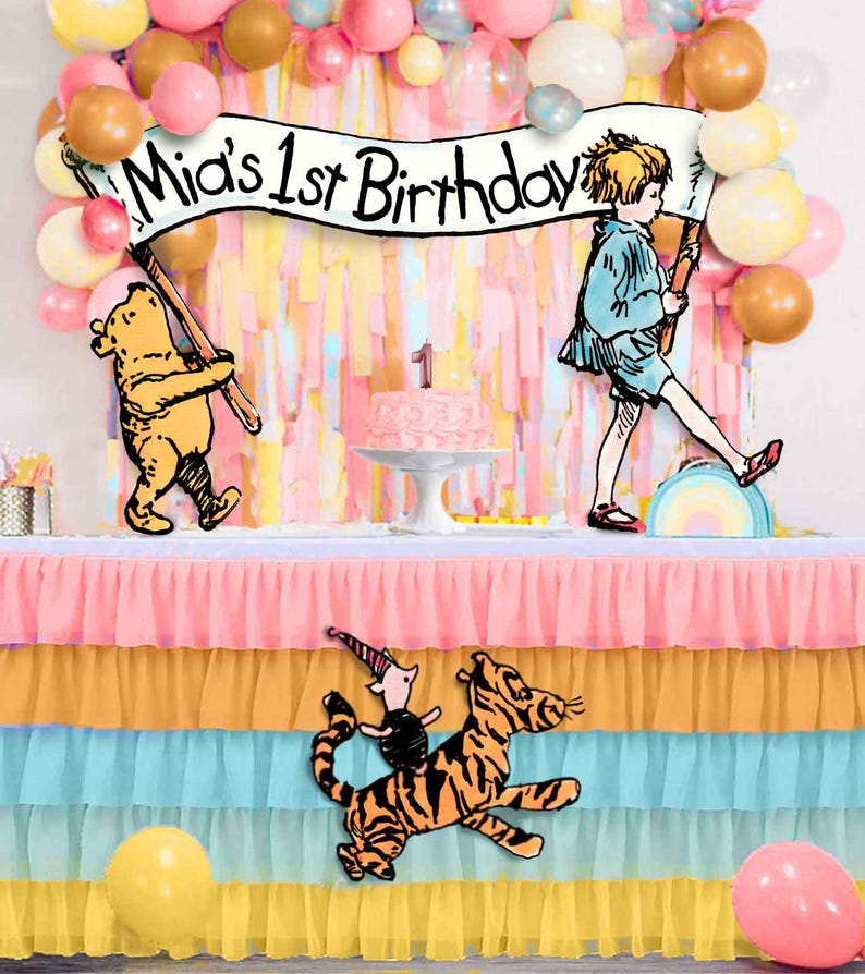 Puede incluir: Un conjunto de decoraci&oacute;n para una fiesta de primer cumplea&ntilde;os con tem&aacute;tica de Winnie the Pooh. El conjunto incluye una pancarta que dice "Mia's 1st Birthday", un personaje de Winnie the Pooh sosteniendo una pancarta, un personaje de Tigger y un personaje de Piglet. Las decoraciones est&aacute;n sobre una mesa con una falda de mesa de tul de tres niveles en rosa, amarillo y azul.