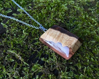 Chain with pendant made of wood and epoxy resin