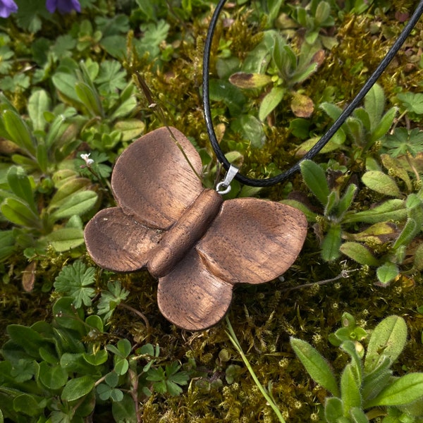 handgeschnitzter Kettenanhänger aus Walnussholz , Schmetterling