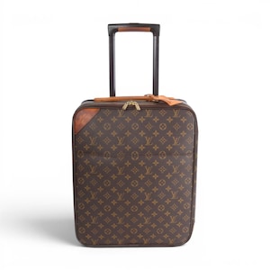 Puede incluir: Maleta con ruedas marrón con un patrón de monograma repetido. La maleta tiene un asa retráctil, detalles de cuero y una cremallera dorada. Una etiqueta de equipaje cuelga del asa.
