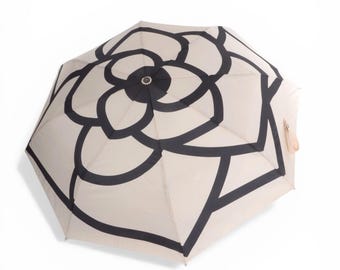 Paraguas plegable vintage Chanel con estampado de flor de camelia, accesorio raro, clásico de diseñador.
