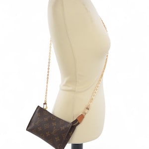 Discover the stylish Louis Vuitton Pochette Toilette 17 Pouch Clutch Makeup Toilet Bag Monogram, crafted from the iconic Louis Vuitton Monogram Canvas by Louis Vuitton. This authentic vintage designer pouch combines timeless elegance with practical crossbody functionality, making it a must-have accessory for collectors and luxury fashion enthusiasts.
