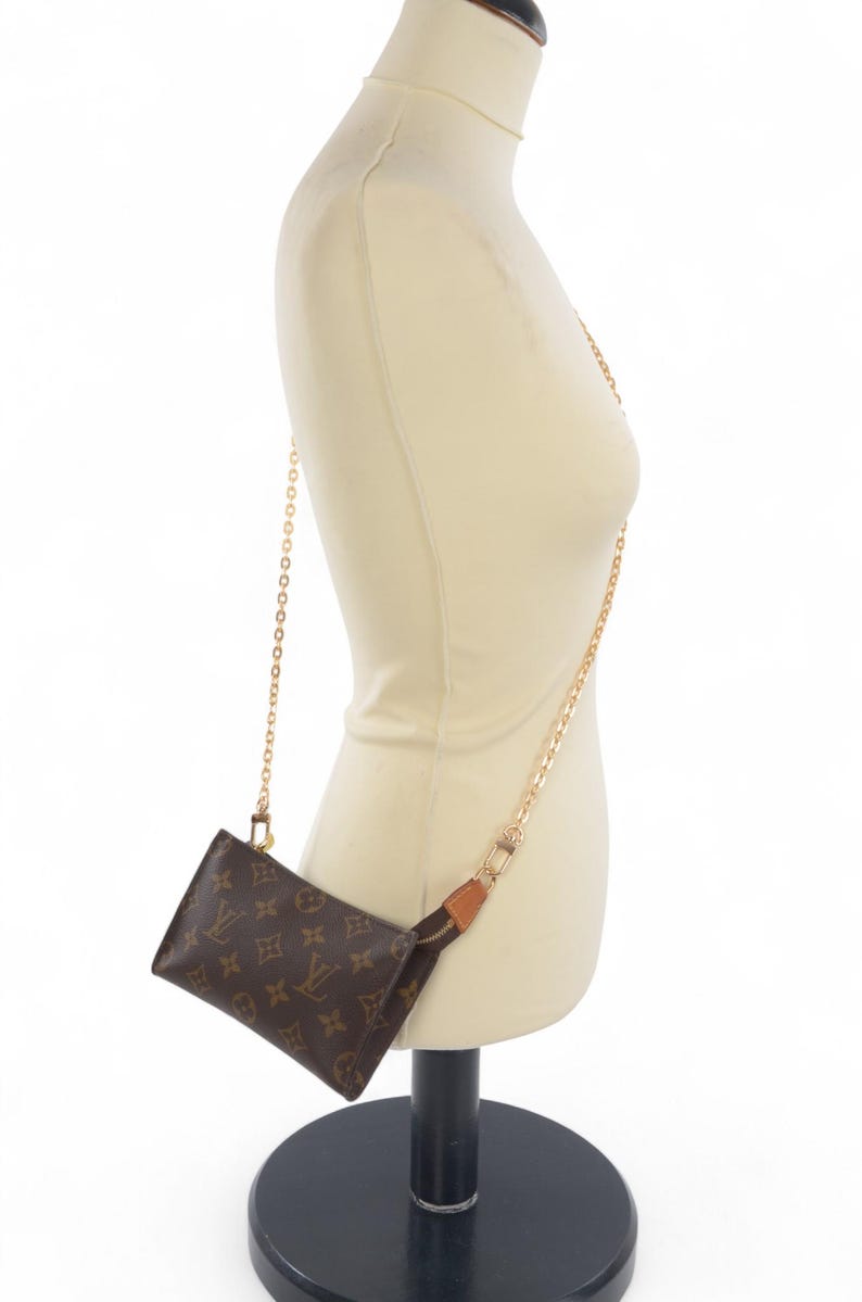 Discover the stylish Louis Vuitton Pochette Toilette 17 Pouch Clutch Makeup Toilet Bag Monogram, crafted from the iconic Louis Vuitton Monogram Canvas by Louis Vuitton. This authentic vintage designer pouch combines timeless elegance with practical crossbody functionality, making it a must-have accessory for collectors and luxury fashion enthusiasts.