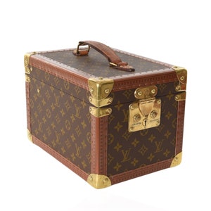 Puede incluir: Una maleta de viaje vintage Louis Vuitton en marrón y dorado con un patrón de monograma y una cerradura de latón.