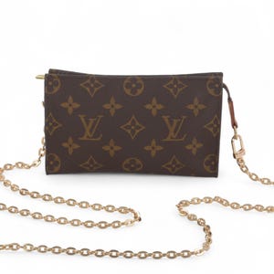 Discover the stylish Louis Vuitton Pochette Toilette 17 Pouch Clutch Makeup Toilet Bag Monogram, crafted from the iconic Louis Vuitton Monogram Canvas by Louis Vuitton. This authentic vintage designer pouch combines timeless elegance with practical crossbody functionality, making it a must-have accessory for collectors and luxury fashion enthusiasts.
