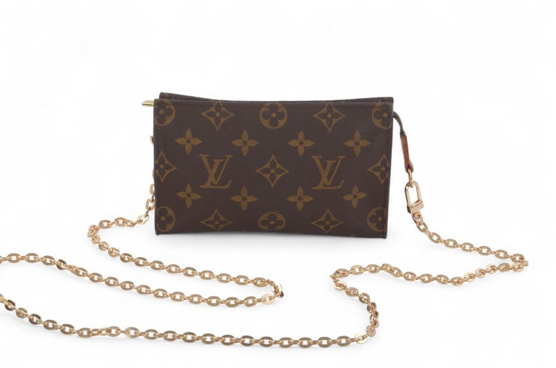 Discover the stylish Louis Vuitton Pochette Toilette 17 Pouch Clutch Makeup Toilet Bag Monogram, crafted from the iconic Louis Vuitton Monogram Canvas by Louis Vuitton. This authentic vintage designer pouch combines timeless elegance with practical crossbody functionality, making it a must-have accessory for collectors and luxury fashion enthusiasts.