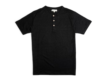 Könnte beinhalten: Ein schwarzes, kurzärmeliges Henley-Shirt mit Knopfleiste.