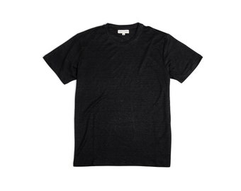 Könnte beinhalten: Ein schwarzes T-Shirt mit kurzen Ärmeln und Rundhalsausschnitt.