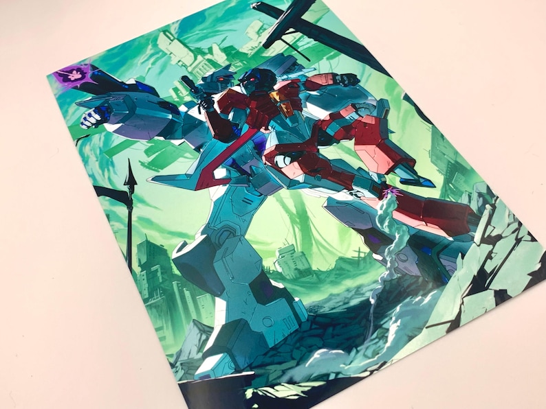 Puede incluir: Ilustraci&oacute;n de un personaje rob&oacute;tico en movimiento, con tonos azules, rojos y grises. El fondo muestra una ciudad futurista en verde y turquesa, sugiriendo un tema de ciencia ficci&oacute;n o acci&oacute;n.