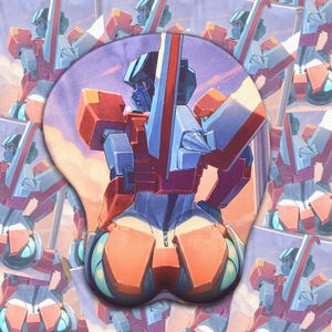 Pode incluir: Um mousepad com uma ilustração estilizada de um personagem robô em vermelho, azul e laranja. O mousepad tem um apoio para o pulso e um padrão repetido do mesmo personagem no fundo.