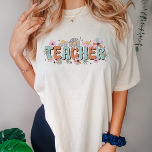 Retro Graphic Cute Teacher Comfort Colors Unisex T-shirt - Vintage-inspired shirt for stylish educators!