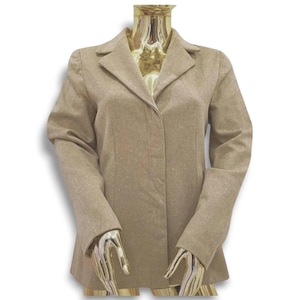 Op de afbeelding: Een beige blazer met een enkele knoopsluiting en lange mouwen. De blazer heeft een klassieke, getailleerde pasvorm.