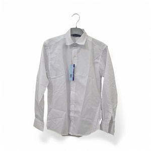 以下が含まれることがあります： 襟付きの白い長袖ボタンダウンシャツ。シャツはハンガーにかけられており、前面に小さなタグが付いています。