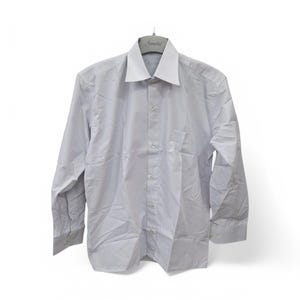 以下が含まれることがあります： 白襟と袖口が付いた、前面ボタン留めのライトグレーの長袖シャツ。 シャツには胸ポケットがあり、グレーのハンガーにかかっています。 シャツは滑らかな生地で作られています。