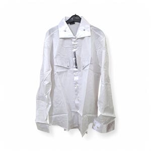 以下が含まれることがあります： サテンの襟とカフスが付いた、白い長袖ボタンダウンシャツ。シャツにはボタン留めの胸ポケットが1つ付いています。