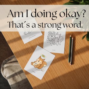 Może przedstawiać: Trzy prostokątne karty z ilustracjami wiewiórek i tekstem Am I doing okay? That's a strong word. Jedna karta przedstawia wiewiórkę z ikoną niskiego poziomu baterii, druga przed płonącym domem, a trzecia samą wiewiórkę.