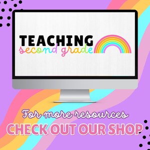 Puede incluir: Un monitor de computadora muestra el texto "TEACHING second grade" con un arco&iacute;ris. El fondo presenta rayas de arco&iacute;ris pastel y el texto "For more resources CHECK OUT OUR SHOP". El tema son recursos educativos.
