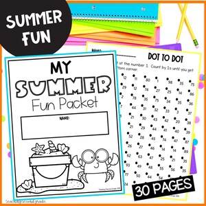 Puede incluir: Un paquete de actividades con tem&aacute;tica de verano con los textos "MY SUMMER Fun Packet" y p&aacute;ginas "DOT TO DOT". La portada presenta un cubo, conchas marinas y una ilustraci&oacute;n de cangrejo. Incluye 30 p&aacute;ginas de actividades. L&aacute;pices y cuadernos en el fondo.