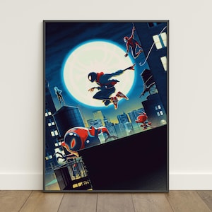 Pu&ograve; includere: Una stampa artistica incorniciata con diversi personaggi di Spider-Man in azione contro uno sfondo urbano. L'opera mostra una grande luna piena, con figure in abiti rossi e neri che saltano e si muovono nell'aria. La tavolozza dei colori &egrave; dominata da blu, rosso e nero.