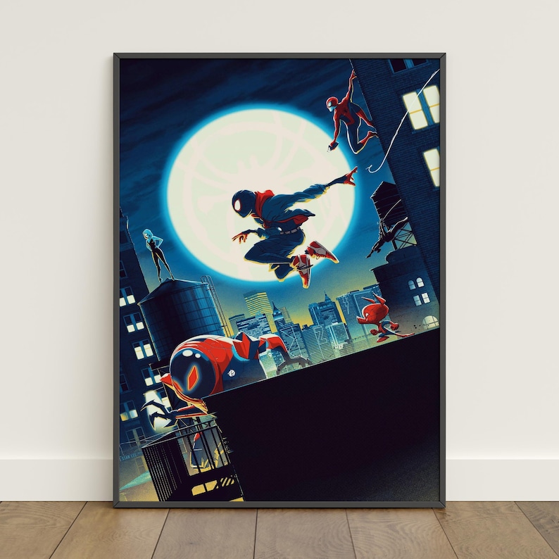Pu&ograve; includere: Una stampa artistica incorniciata con diversi personaggi di Spider-Man in azione contro uno sfondo urbano. L'opera mostra una grande luna piena, con figure in abiti rossi e neri che saltano e si muovono nell'aria. La tavolozza dei colori &egrave; dominata da blu, rosso e nero.