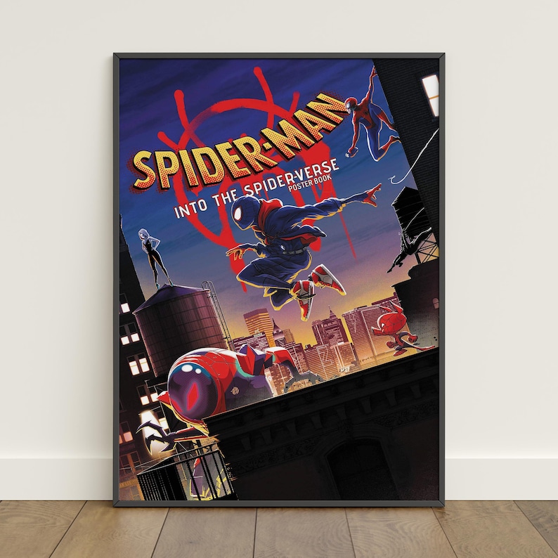 Pu&ograve; includere: Poster incorniciato con il film d'animazione "Spider-Man: Into the Spider-Verse". L'opera mostra Spider-Man in azione, con uno sfondo di paesaggio urbano e il titolo del film in lettere gialle in grassetto. Sono presenti anche altri personaggi di Spider-Man.