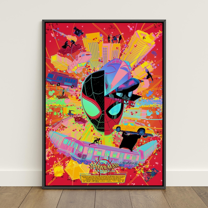 Pu&ograve; includere: Un poster di Spider-Man incorniciato con un design a volto diviso in rosso e nero. La vivace opera d'arte include paesaggi urbani, veicoli e figure in azione su uno sfondo rosso. Il poster ha le parole "Spider-Man" in basso.