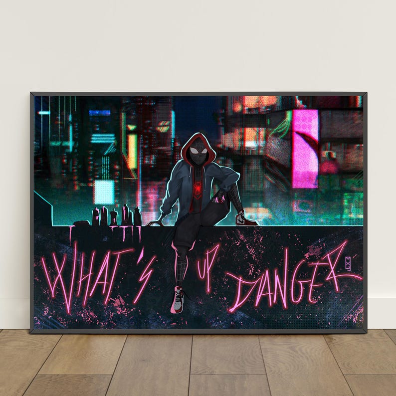 Pu&ograve; includere: Stampa artistica incorniciata con un personaggio in tuta con cappuccio nera e rossa, seduto su un cornicione con uno sfondo di paesaggio urbano. Il testo rosa neon recita "WHAT'S UP DANGER".