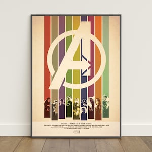 Könnte beinhalten: Gerahmtes Poster mit dem Avengers-Logo und einem gestreiften Hintergrund in verschiedenen Farben. Der Text "Avengers Age of Ultron" und Charaktersilhouetten sind zu sehen. Das Marvel-Logo ist ebenfalls sichtbar.