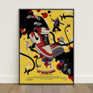Pu&ograve; includere: Un poster incorniciato con un'illustrazione dinamica di "Spider-Man: Into the Spider-Verse". L'opera presenta scarpe da ginnastica rosse e bianche, personaggi di Spider-Man e il testo "SPIDER-MAN INTO THE SPIDER-VERSE". Lo sfondo &egrave; giallo.