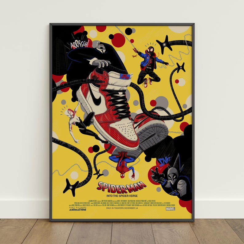 Pu&ograve; includere: Un poster incorniciato con un'illustrazione dinamica di "Spider-Man: Into the Spider-Verse". L'opera presenta scarpe da ginnastica rosse e bianche, personaggi di Spider-Man e il testo "SPIDER-MAN INTO THE SPIDER-VERSE". Lo sfondo &egrave; giallo.