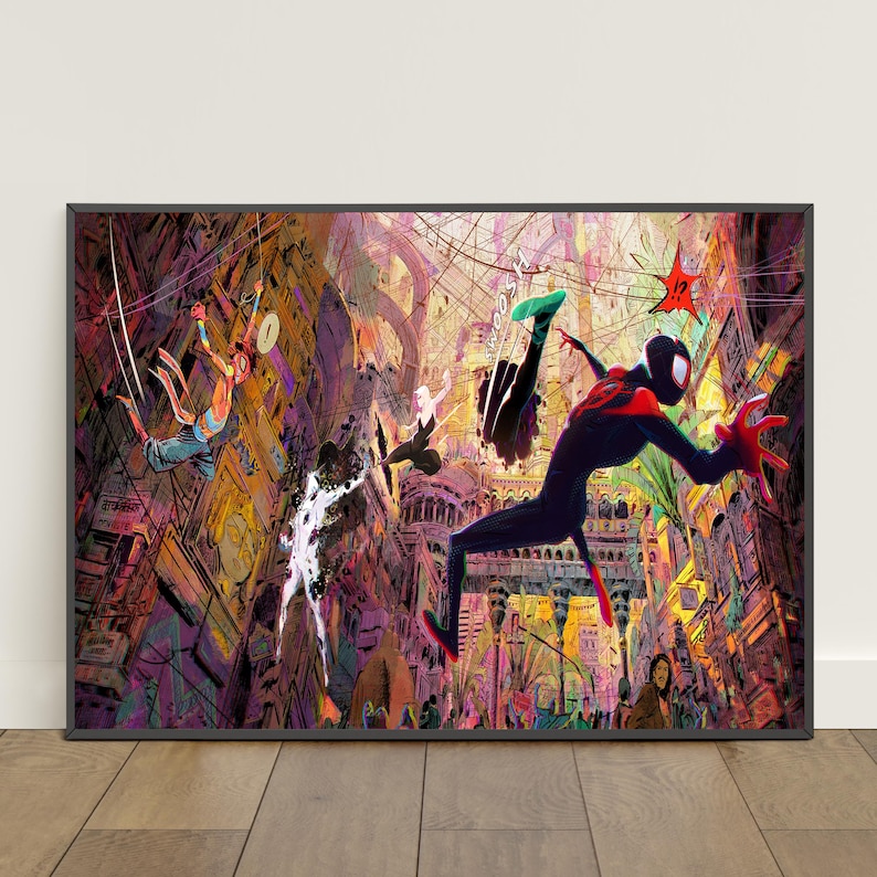 Pu&ograve; includere: Stampa artistica incorniciata con una scena di fumetti dinamica con pi&ugrave; figure in azione. L'opera d'arte presenta colori vivaci e uno sfondo di paesaggio urbano, con figure in costume da supereroe. La stampa &egrave; esposta su un pavimento in legno.