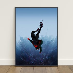 Pu&ograve; includere: Stampa artistica incorniciata con un'illustrazione dinamica di una figura a mezz'aria, ambientata sullo sfondo di un paesaggio urbano. La figura indossa pantaloncini neri, una giacca nera con un design rosso e nero e scarpe da ginnastica rosse e nere. Lo sfondo &egrave; un cielo blu.