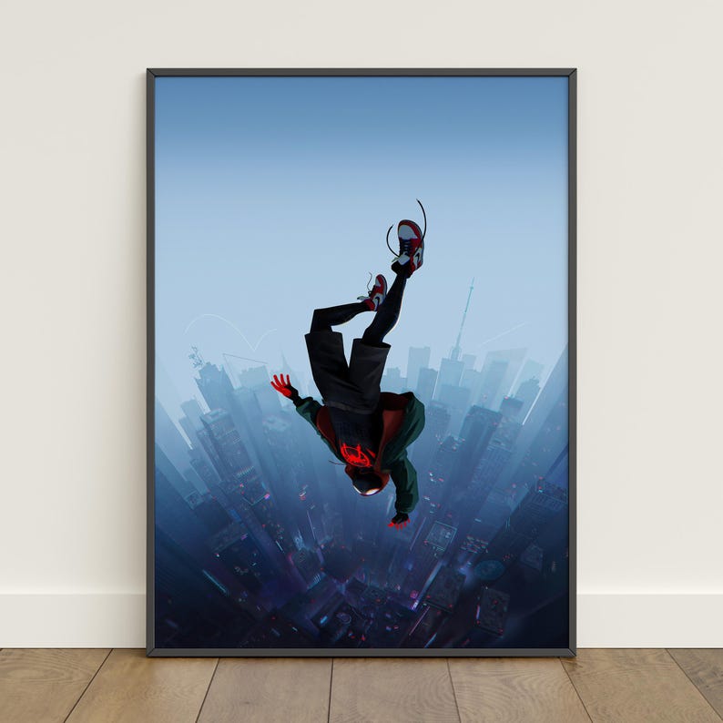 Pu&ograve; includere: Stampa artistica incorniciata con un'illustrazione dinamica di una figura a mezz'aria, ambientata sullo sfondo di un paesaggio urbano. La figura indossa pantaloncini neri, una giacca nera con un design rosso e nero e scarpe da ginnastica rosse e nere. Lo sfondo &egrave; un cielo blu.