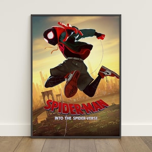 Pu&ograve; includere: Poster incorniciato con Spider-Man in una posa dinamica, che salta contro uno sfondo urbano. Il titolo "Spider-Man: Into the Spider-Verse" &egrave; in rosso e blu. Il personaggio indossa un costume nero e rosso, con cappuccio e guanti rossi.