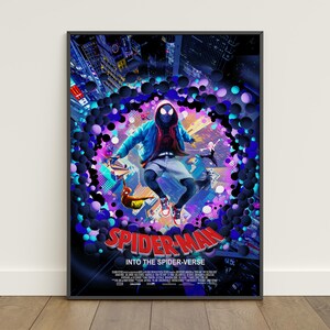 Pu&ograve; includere: Poster incorniciato del film d'animazione "Spider-Man: Into the Spider-Verse". L'opera presenta il personaggio di Spider-Man in una posa dinamica, circondato da uno sfondo vibrante e colorato con il titolo del film in evidenza.