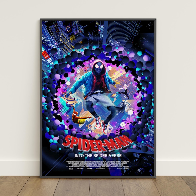 Pu&ograve; includere: Poster incorniciato del film d'animazione "Spider-Man: Into the Spider-Verse". L'opera presenta il personaggio di Spider-Man in una posa dinamica, circondato da uno sfondo vibrante e colorato con il titolo del film in evidenza.