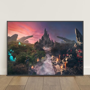 Puede incluir: Impresión enmarcada de un paisaje de fantasía con un camino que conduce a un castillo de montaña bajo un cielo de puesta de sol. La escena incluye cristales brillantes, banderas y elementos de fuego, creando un ambiente dramático.