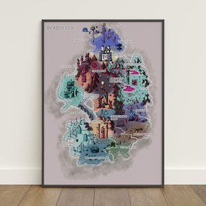 Può includere: Un poster incorniciato che presenta una mappa colorata e dettagliata del mondo di gioco Dead Cells. La mappa mostra varie regioni interconnesse come la Clock Tower, il Stilt Village e i Prisoners' Quarters, etichettate con del testo.