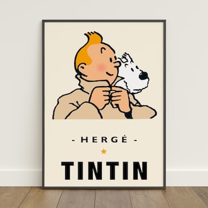 Könnte beinhalten: Gerahmtes Poster mit Tim und Struppi aus der klassischen Comic-Serie. Die Illustration zeigt Tim in einem beigefarbenen Mantel mit seinem Hund Struppi. Das Poster trägt den Text "- HERGÉ -" und "TINTIN" in Schwarz.