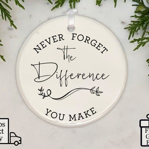 Peut inclure: Ornement en c&eacute;ramique blanche avec du texte noir qui dit "N'oubliez jamais la diff&eacute;rence que vous faites".