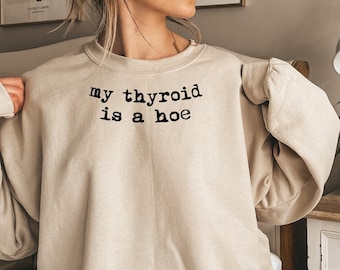 My Thyroid Is A Hacke Sweatshirt, sarkastisches Graves Disorder Shirt, Schilddrüsenkrebs T-Shirt, lustiges Hashimoto Hoodie, Krebs Unterstützung Geschenk, D7746