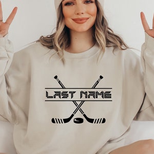 Sudadera de hockey personalizada, Camiseta personalizada para el día del partido, Camiseta para amantes del hockey, Sudadera de hockey para el día del partido, Regalo minimalista de palos de hockey, DA6030