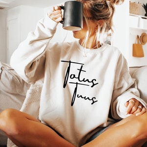 Totus Tuus T-Shirt, minimalistisches katholisches Sweatshirt für christliche Frau, religiöser Hoodie, lateinisches Sprichwort-T-Stück, modisches christliches Geschenk, DG8997