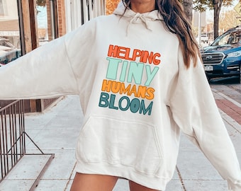 Felpa "Helping Tiny Humans Bloom", graziosa maglietta da terapista pediatrico, felpa con cappuccio da specialista in intervento precoce, regalo per terapia occupazionale, D7910