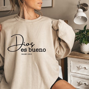 Sudadera Dios Es Bueno, Dios es buena camisa, sudadera con capucha del versículo bíblico en español, suéter religioso, camiseta cristiana latina, regalo de fe hispana, D7719