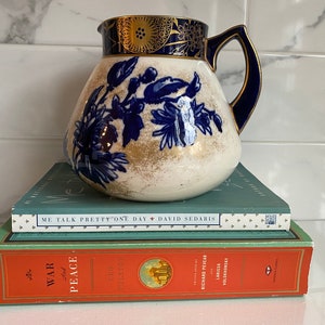 1800 年代後半の Doulton Burslem の青い花の磁器の水差し / 花瓶